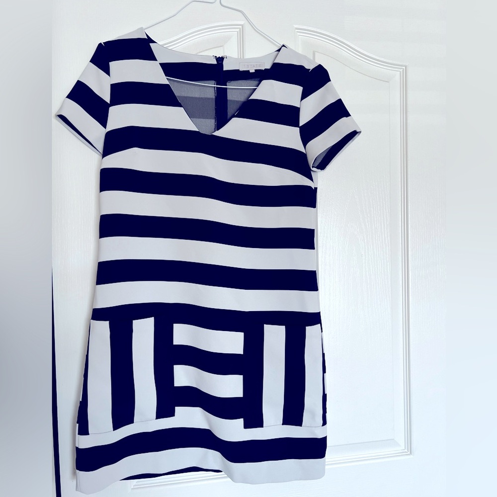 Size Small. Can pass for a size 4